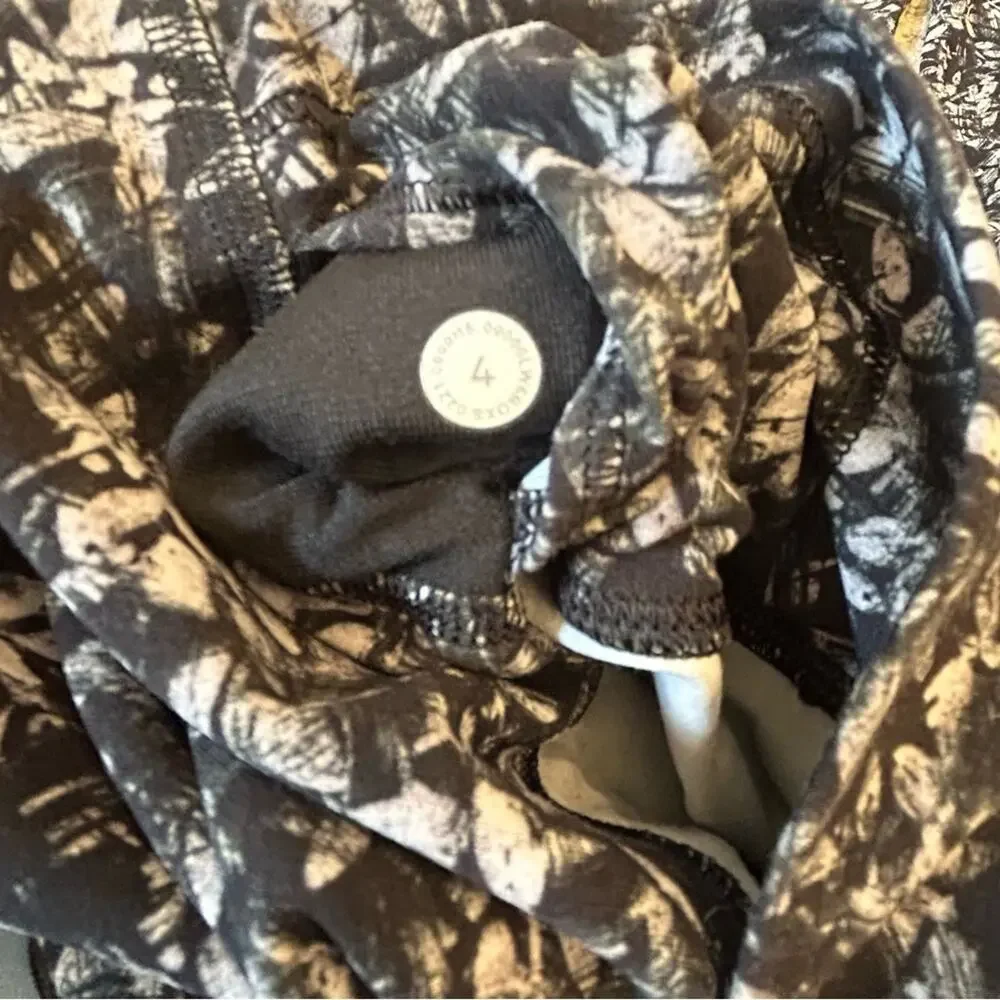 Lululemon Black and White Leaf Floral Patterned Crop Leggings Size 4